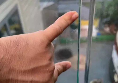 picture-after-glass-restoration-of-shelled-glass-balustrade-panel-by-chicago-glass-uk-ltd